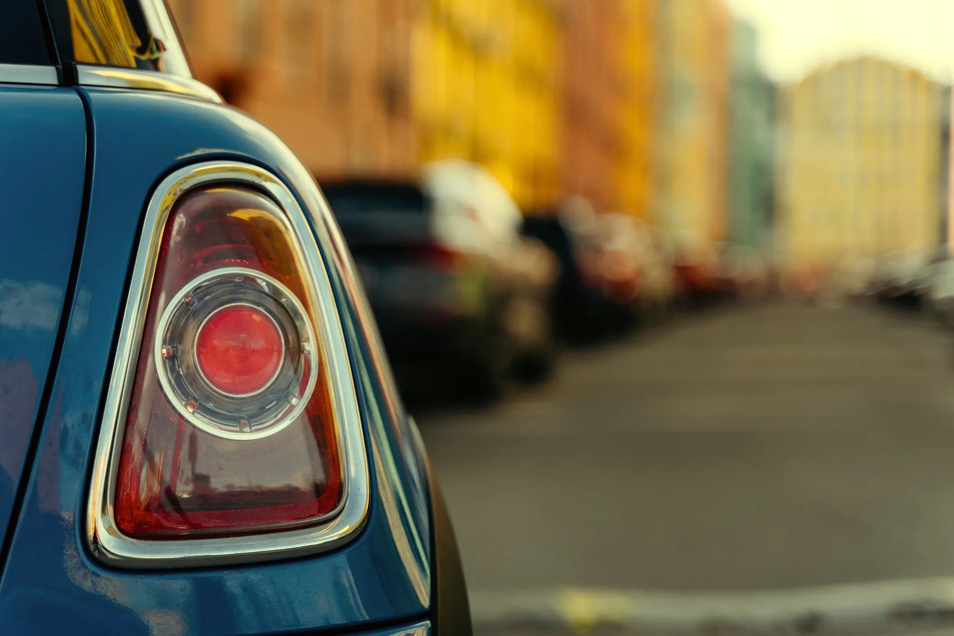 Digitaleanmeldung - Kfz Zulassungsdienst - Nahaufnahme eines modernen Auto-Rücklichts an einer geparkten Straße